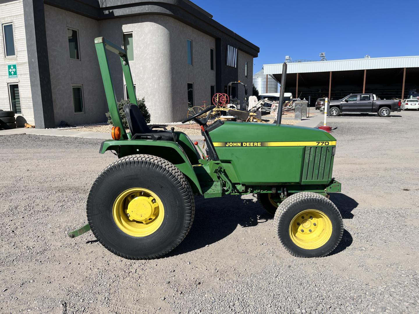 TRACTOR JOHN DEERE 770